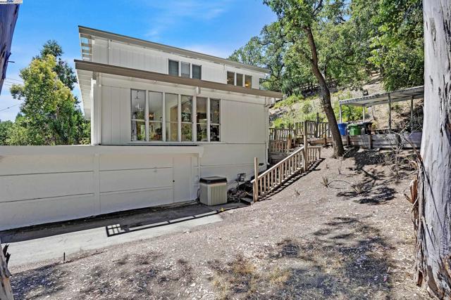1923 Green Valley Rd, Alamo CA: https://media.crmls.org/mediaz/88c7dfd4-7f2a-477f-8d79-d33150df2e30.jpg