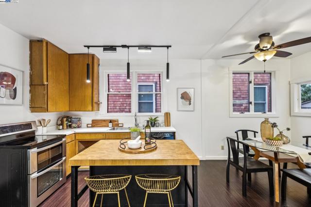 3215 Liberty Ave, Alameda CA: https://media.crmls.org/mediaz/88c868c1-03e3-4265-9eb3-51d76847365e.jpg