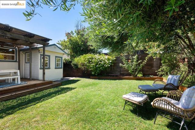 5344 Walnut St, Oakland CA: https://media.crmls.org/mediaz/88c8ce05-21a1-4dd1-bf01-83fce661f6ef.jpg