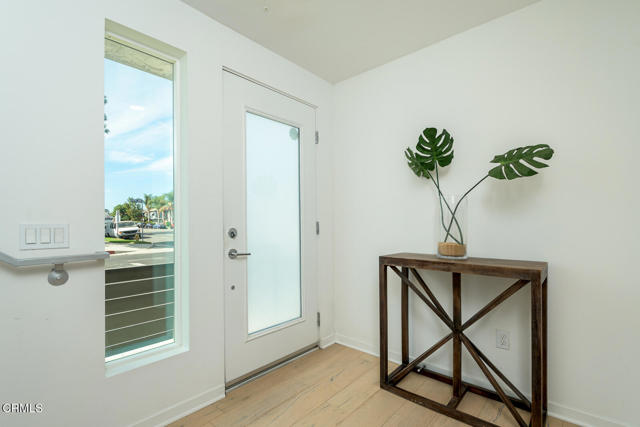 Detail Gallery Image 5 of 48 For 11594 Riverside Dr, North Hollywood,  CA 91602 - 3 Beds | 3/1 Baths