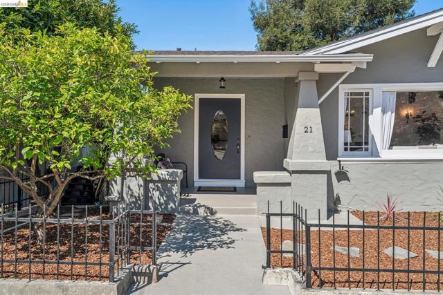 21 Portsmouth Road, Piedmont CA: https://media.crmls.org/mediaz/88ca1454-8db9-4a90-b1f8-032a4c051e9a.jpg