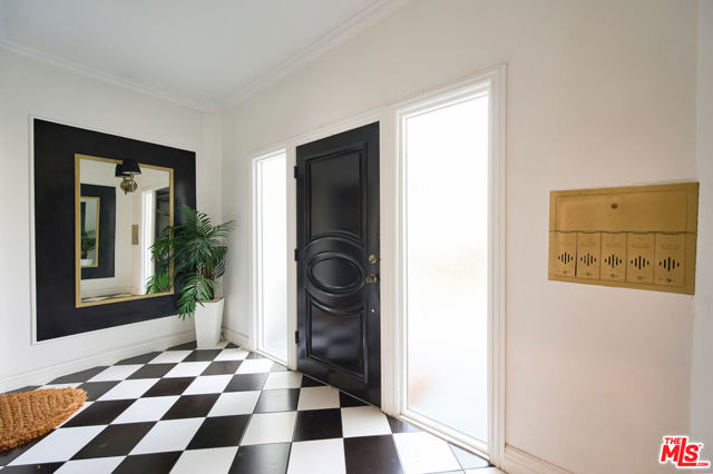 6110 N De Longpre Avenue, Los Angeles CA: https://media.crmls.org/mediaz/88cbd547-fb37-4ce7-b0b6-7cc402d44fb2.jpg