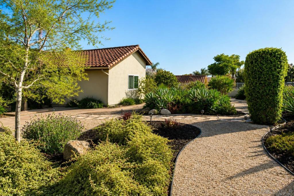 https://media.crmls.org/mediaz/88cc0214-ca97-4e0a-8167-d1e6d2eee803.jpg?preset=X-Large