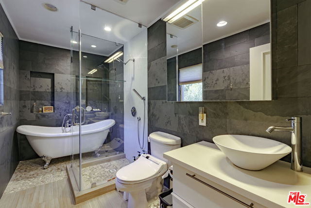 2250 Betty Lane, Beverly Hills CA: https://media.crmls.org/mediaz/88cc02ca-f9a2-4190-8a16-1defd21d8279.jpg