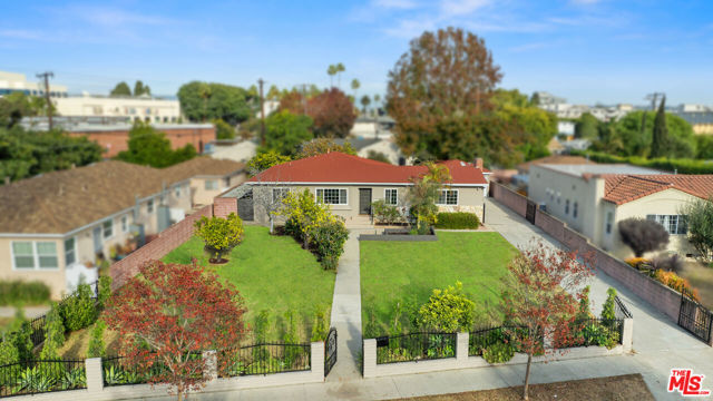 4242 Grand View Boulevard, Los Angeles CA: https://media.crmls.org/mediaz/88cc1641-f60f-455a-8213-32d09618a7db.jpg