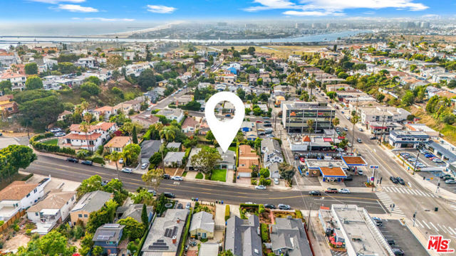 427 W Manchester Avenue, Playa del Rey CA: https://media.crmls.org/mediaz/88cc50a5-33f5-45b1-a8f8-320f5a3c8752.jpg