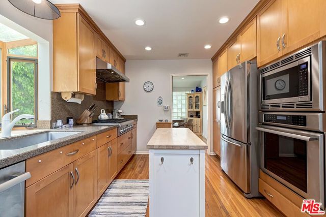 3238 Corinth Avenue, Los Angeles CA: https://media.crmls.org/mediaz/88ce1d0d-3326-4789-9e61-a334176f5369.jpg