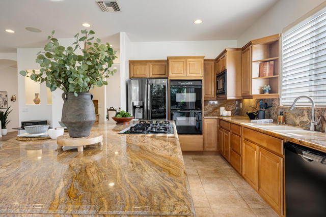 40747 Palm Court, Palm Desert CA: https://media.crmls.org/mediaz/88d04421-a53f-44fc-9f18-03020c87d1a8.jpg