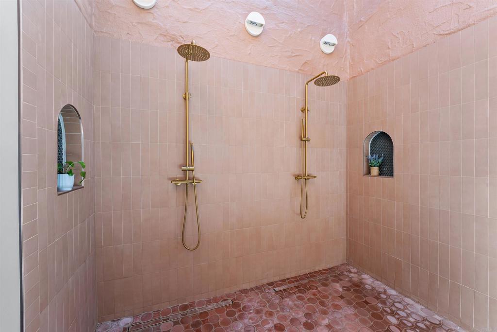 https://media.crmls.org/mediaz/88d18d05-18c3-41bf-8131-b5342735ef79.jpg?preset=X-Large
