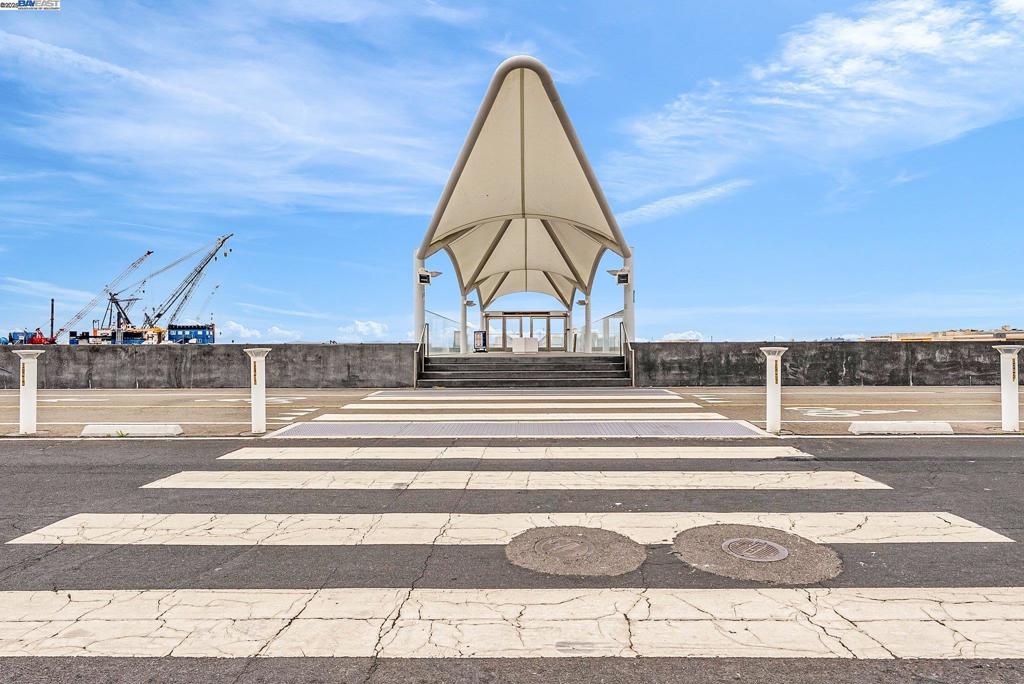 https://media.crmls.org/mediaz/88d1e0f8-69c8-4800-95b1-76c366ecce96.jpg?preset=X-Large
