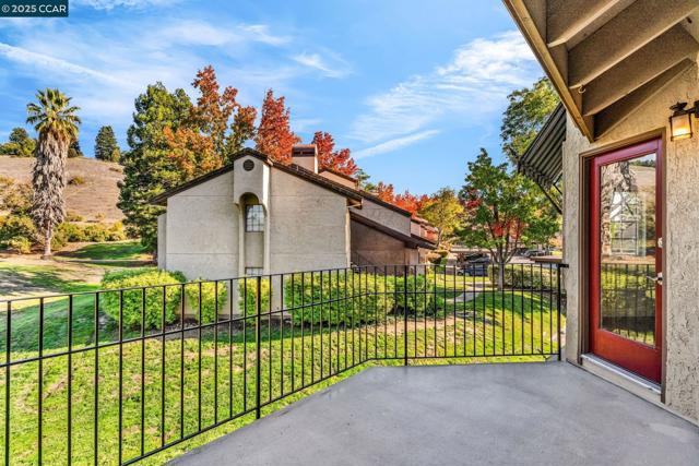 440 Canyon Woods Pl, San Ramon CA: https://media.crmls.org/mediaz/88d2a8c8-ff85-4410-a624-0d12adf7fe58.jpg