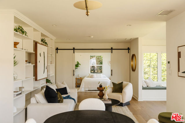 2709 S Harcourt Avenue, Los Angeles CA: https://media.crmls.org/mediaz/88d2ef68-75ba-497f-aace-66a2b043190a.jpg