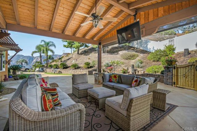15718 Creek Hills Road, El Cajon CA: https://media.crmls.org/mediaz/88d38e6e-fb6d-454f-81be-f244ad3121b5.jpg
