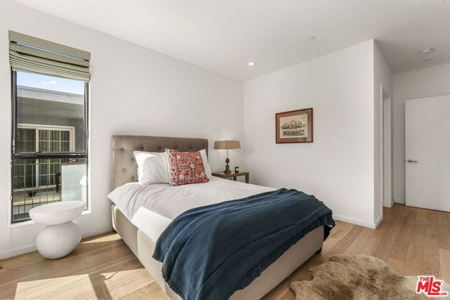 3724 1/2 Vinton Avenue, Los Angeles CA: https://media.crmls.org/mediaz/88d3c081-d5a5-43d7-bff8-1cf947d50ffb.jpg