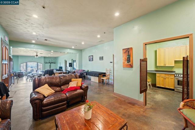 633 Kalthoff Cmn, Livermore CA: https://media.crmls.org/mediaz/88d3f70e-7b93-4cb5-939e-f85a1c890ffe.jpg