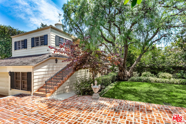 612 N Alta Drive, Beverly Hills CA: https://media.crmls.org/mediaz/88d42503-ca06-4fc7-bfe5-3676f91ed17f.jpg