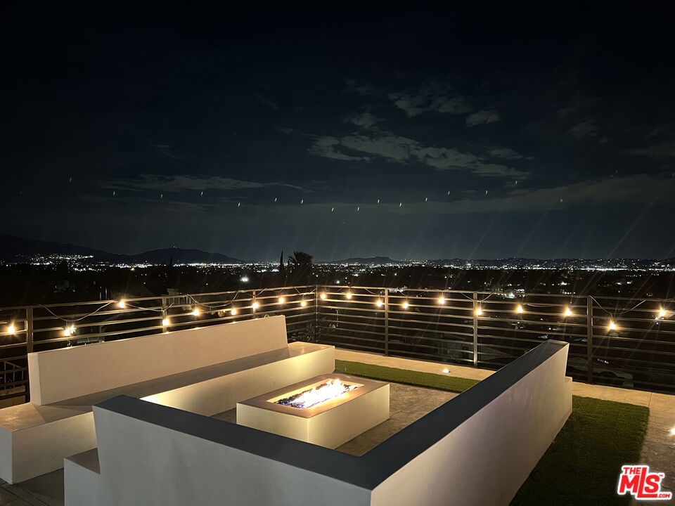 https://media.crmls.org/mediaz/88d464a4-f914-4f5c-887a-d02c3a219a47.jpg?preset=X-Large