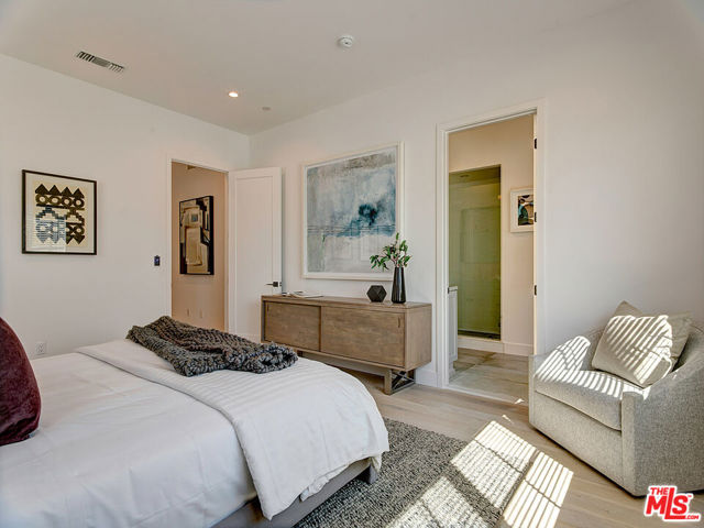 11979 Mayfield Avenue, Los Angeles CA: https://media.crmls.org/mediaz/88d467d7-072e-49f6-b01e-a81e0579cb0c.jpg