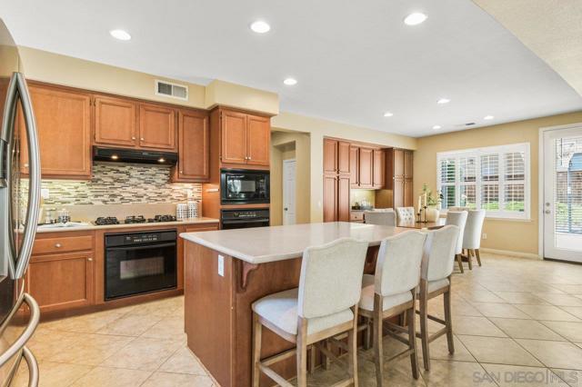 2423 Wishing Star Way, Chula Vista CA: https://media.crmls.org/mediaz/88d4cf28-4685-4a7b-8c9f-07020080dbac.jpg