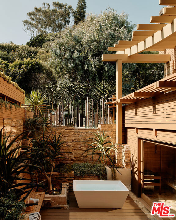 26820 Malibu Cove Colony Drive, Malibu CA: https://media.crmls.org/mediaz/88d4d28b-be66-479d-9f5e-5f9801789f8e.jpg