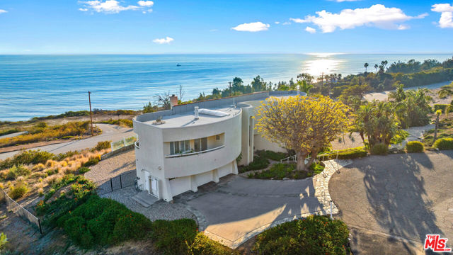 32215 Pacific Coast Highway, Malibu CA: https://media.crmls.org/mediaz/88d4e547-4e0f-4209-a9a3-7b51a4679399.jpg