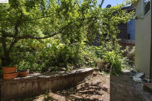 1001 Cragmont Ave, Berkeley CA: https://media.crmls.org/mediaz/88d4f898-e867-4977-a5f9-79df6cb77c63.jpg