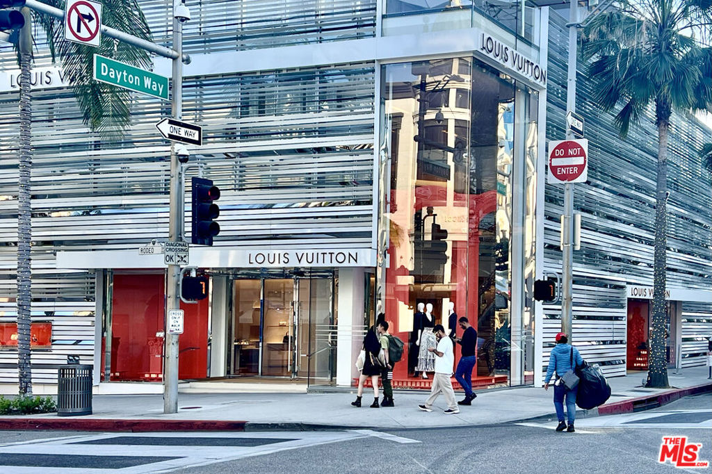 https://media.crmls.org/mediaz/88d52880-7f59-46aa-85e8-404183bba8f7.jpg?preset=X-Large