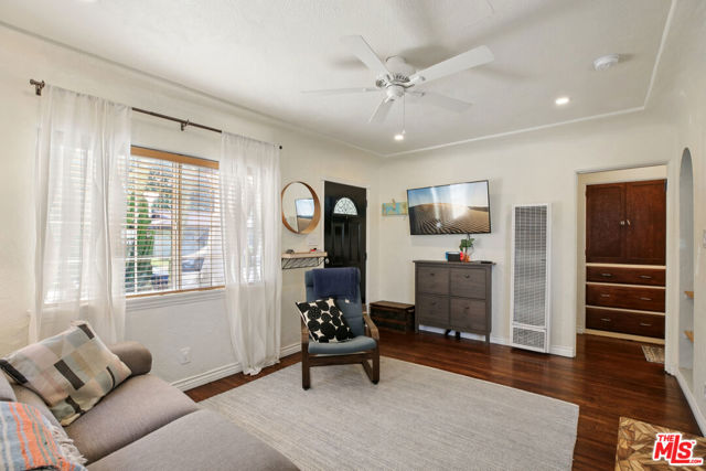 5492 Lewis Avenue, Long Beach CA: https://media.crmls.org/mediaz/88d52934-cd78-4fb3-b0ee-7ce5aa7f64eb.jpg