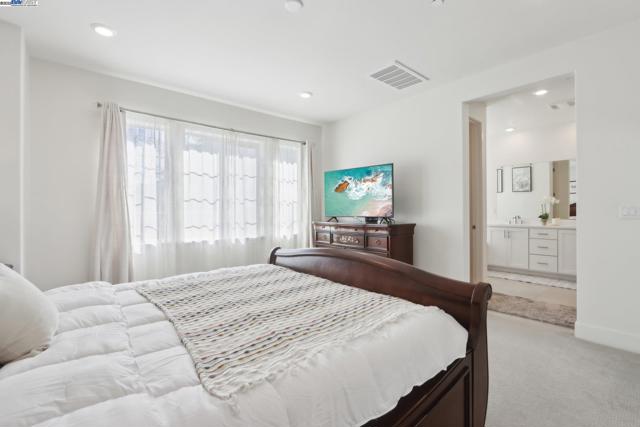 5623 Central Pkwy, Dublin CA: https://media.crmls.org/mediaz/88d603e2-9764-4116-a17f-51c75de7e829.jpg