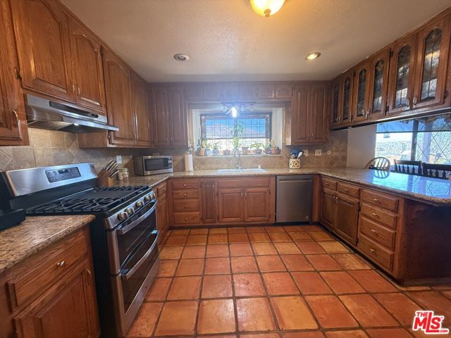 33931 Hanawalt Road, Agua Dulce CA: https://media.crmls.org/mediaz/88d63981-3e65-4f2c-9f05-1627036d4026.jpg