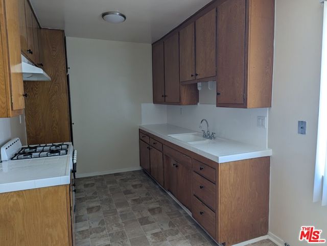 1365 Orange Grove Avenue, Glendale CA: https://media.crmls.org/mediaz/88d6c577-33ea-4ac4-922c-e5df36b93913.jpg