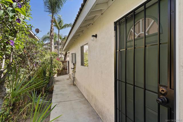 2332 Back Nine St, Oceanside CA: https://media.crmls.org/mediaz/88d6cb2d-1852-4a6e-937c-c30f913d176d.jpg