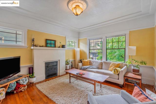 5537 Claremont Ave, Oakland CA: https://media.crmls.org/mediaz/88d7bf83-beff-480d-98b5-fc320313b2e7.jpg