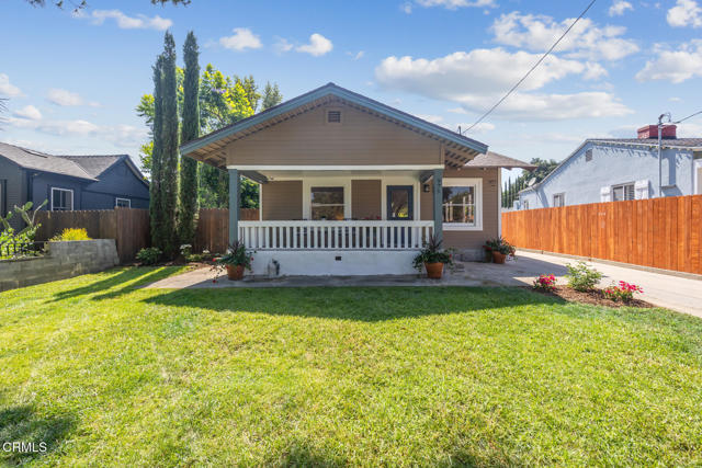 975 N Mentor Avenue, Pasadena CA: https://media.crmls.org/mediaz/88d8f8f4-b7e9-441e-82fc-8a26e6226531.jpg