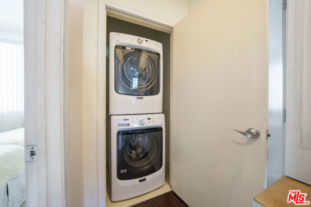 320 Westminster Avenue, Los Angeles CA: https://media.crmls.org/mediaz/88d969ea-1724-4cd9-86bc-a61303794b14.jpg