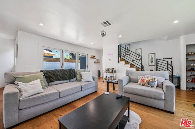 885 Kincaid Avenue, Inglewood CA: https://media.crmls.org/mediaz/88d9a78e-b137-40e1-b734-a6b1a8e44ff2.jpg