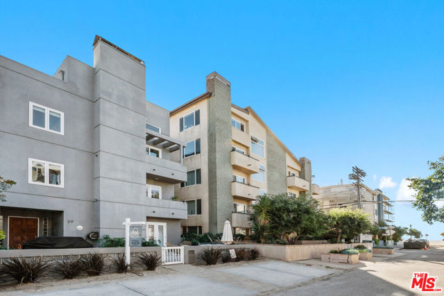 20 Quarterdeck Street, Marina del Rey CA: https://media.crmls.org/mediaz/88dc580c-8ec0-4fc8-bd91-41d16684f1f2.jpg