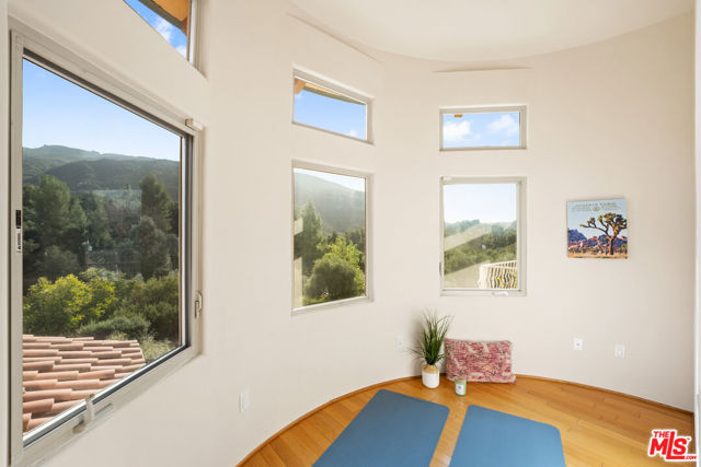 2175 Cold Canyon Road, Calabasas CA: https://media.crmls.org/mediaz/88dcacfc-f64d-48da-bf05-1b2a5039a48e.jpg