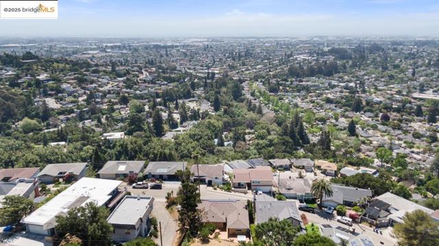 11718 Cranford Way, Oakland CA: https://media.crmls.org/mediaz/88dd081d-4499-4626-95a2-a83d65a51a9e.jpg