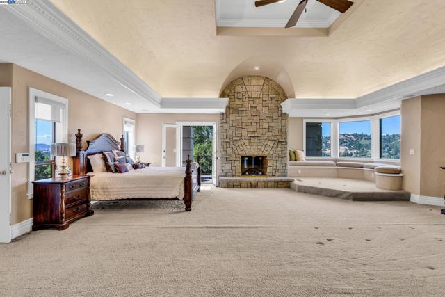 219 Valley Oaks Dr, Alamo CA: https://media.crmls.org/mediaz/88dd0b49-6f1c-4db7-a1d5-7fd0be6ffe89.jpg