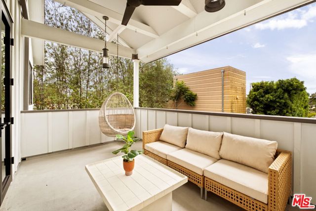 1023 Superba Avenue, Venice CA: https://media.crmls.org/mediaz/88ddfa6e-ed32-4d00-bfc5-12930a3aa92e.jpg