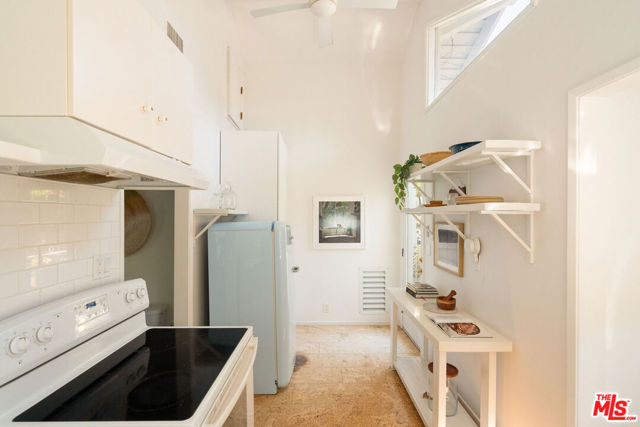 522 Altair Place, Venice CA: https://media.crmls.org/mediaz/88de16d5-c6e1-4e68-b2d8-b08b93bdd630.jpg