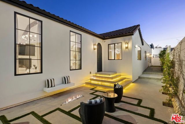521 N Formosa Avenue, Los Angeles CA: https://media.crmls.org/mediaz/88df4426-81dc-49cd-ad51-019b4367372b.jpg