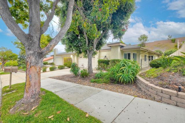 3536 Sky Haven Lane, Oceanside CA: https://media.crmls.org/mediaz/88e08fc6-6c83-46f9-831b-5a6e8fcc7982.jpg