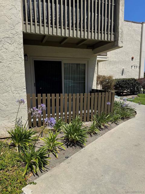 432 Edgehill Ln, Oceanside CA: https://media.crmls.org/mediaz/88e1ae10-6173-4444-91e0-2534353e4c1b.jpg