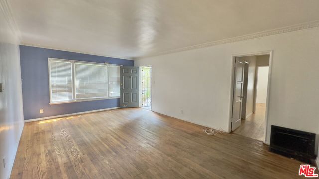 5121 W 20th Street, Los Angeles CA: https://media.crmls.org/mediaz/88e1ead2-93ce-4688-94a2-3a0469be5490.jpg