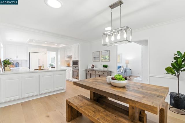 1725 Spyglass Ln, Moraga CA: https://media.crmls.org/mediaz/88e3e769-ff3a-4d94-abd5-ce734fb10ae7.jpg