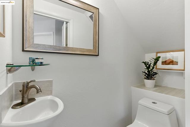 5321 Miles Ave, Oakland CA: https://media.crmls.org/mediaz/88e41e00-17c7-4019-9106-cbec9d321e56.jpg