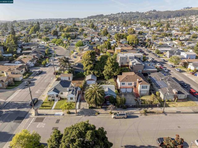 3811 Clinton Ave, Richmond CA: https://media.crmls.org/mediaz/88e4406b-7821-4e82-b75a-effa0446c5e3.jpg