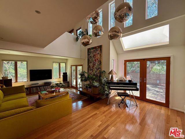 1966 Vestal Avenue, Los Angeles CA: https://media.crmls.org/mediaz/88e6ddf4-91be-48a6-8996-dee2ab166931.jpg